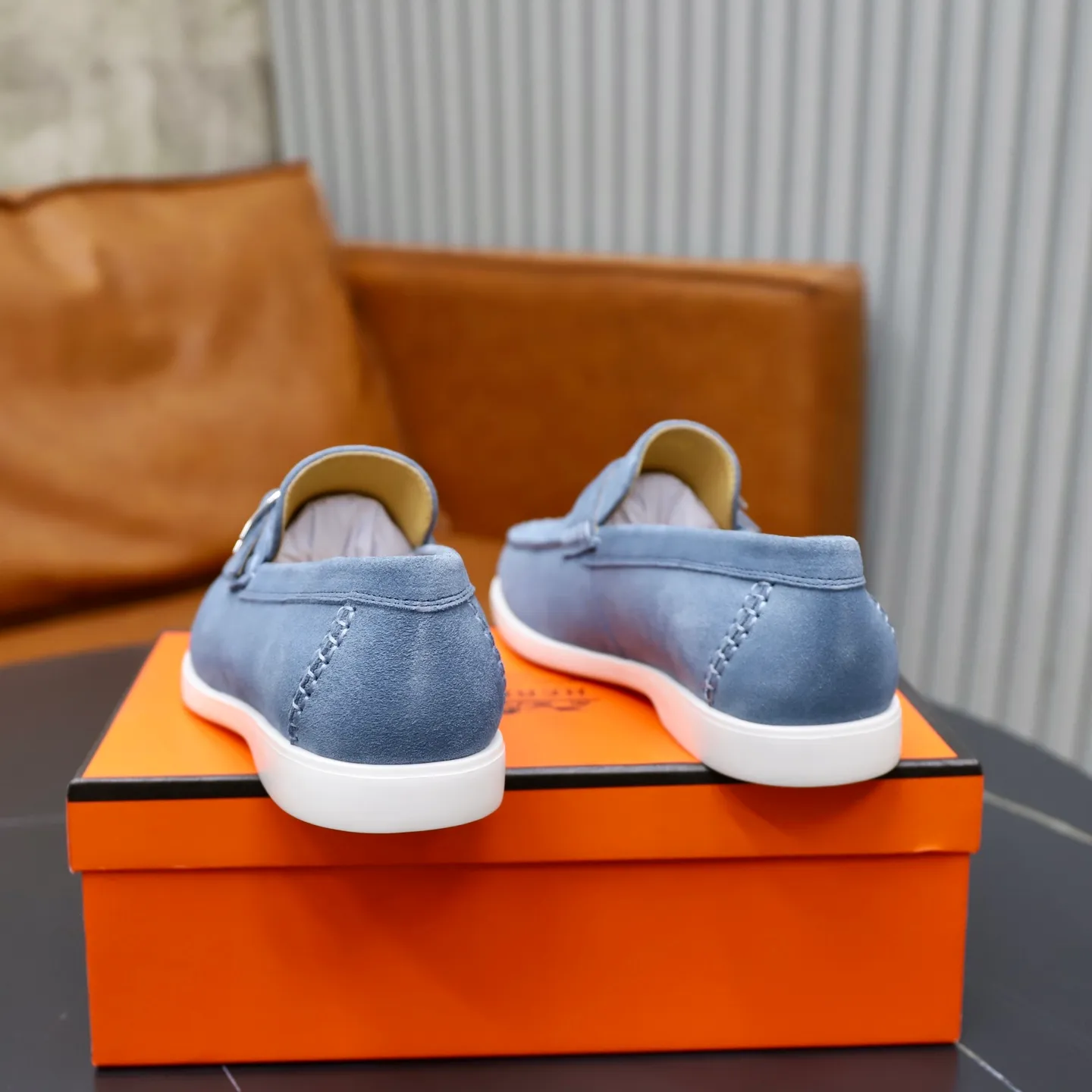 Ex-factory price: 540💰Hermès/Hermès slip-on men's shoes. This shoe is made of imported cow suede leather, with simple and smooth lines, and a 3CM rubber foam ultra-light sole combined with aerodynamic design! Youthful and fashionable, H button decoration, contrasting leather embellishment on the heel, calf lining to gently wrap your feet, with embossed logo cowhide feet, leather rock strips, casual and urban style, highlighting youthful vitality, sports and leisure version, super versatile Size number: 38-39-40-41-42-43-44 Standard leather shoe size (45 can be customized but does not support returns)